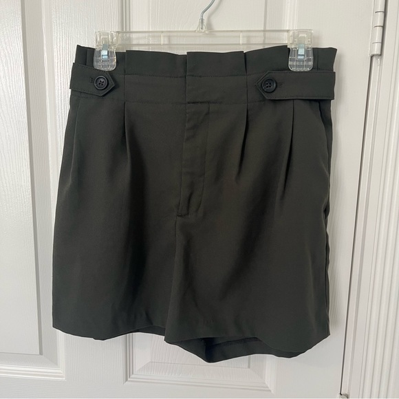 BANANA REPUBLIC  Olive Green High Rise 5" Inseam Pleated Shorts | Size 8 - Picture 2 of 7